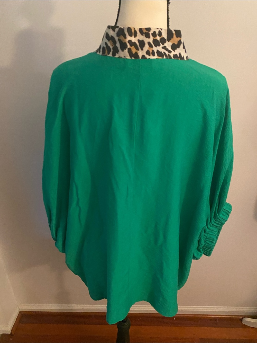 Entro  size large NWT fern with leopard trim dolman sleeve top - Picture 4 of 7